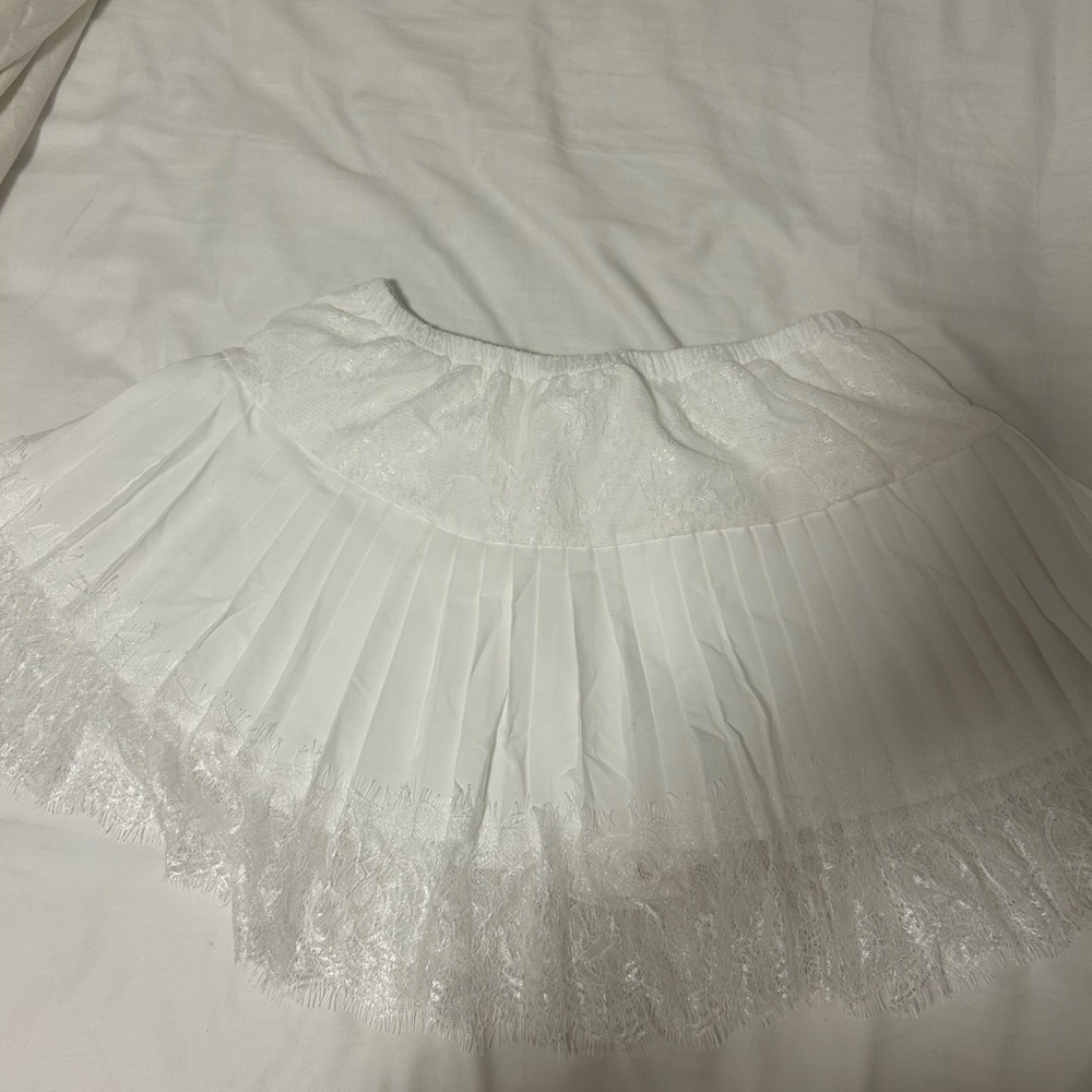 Elegant White Lace Pleated Skirt - Picture 3 of 3